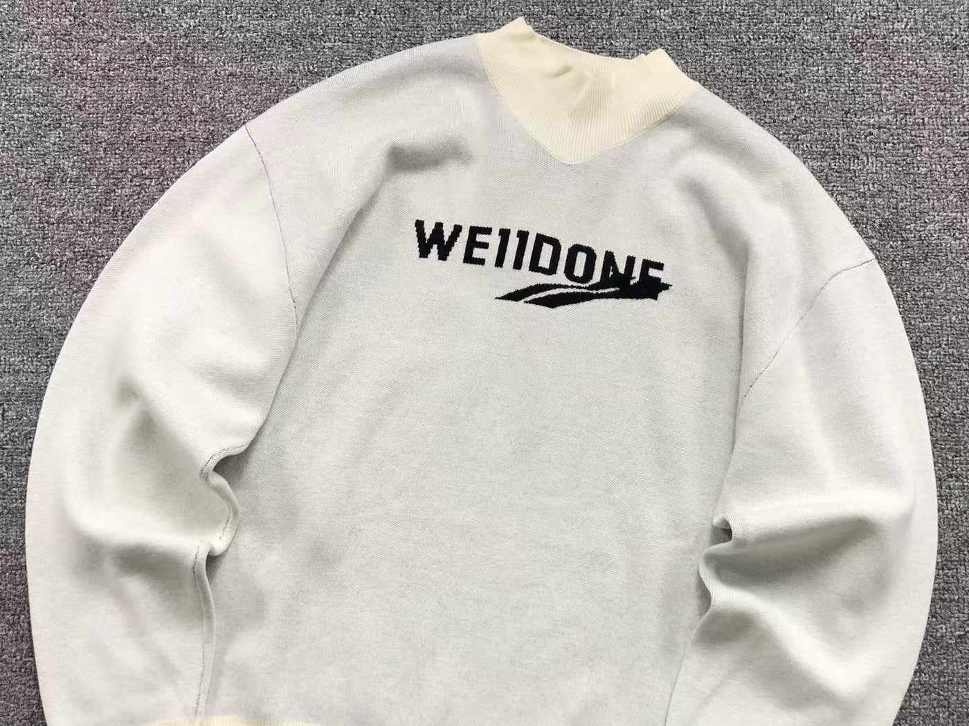 W - SWEATER