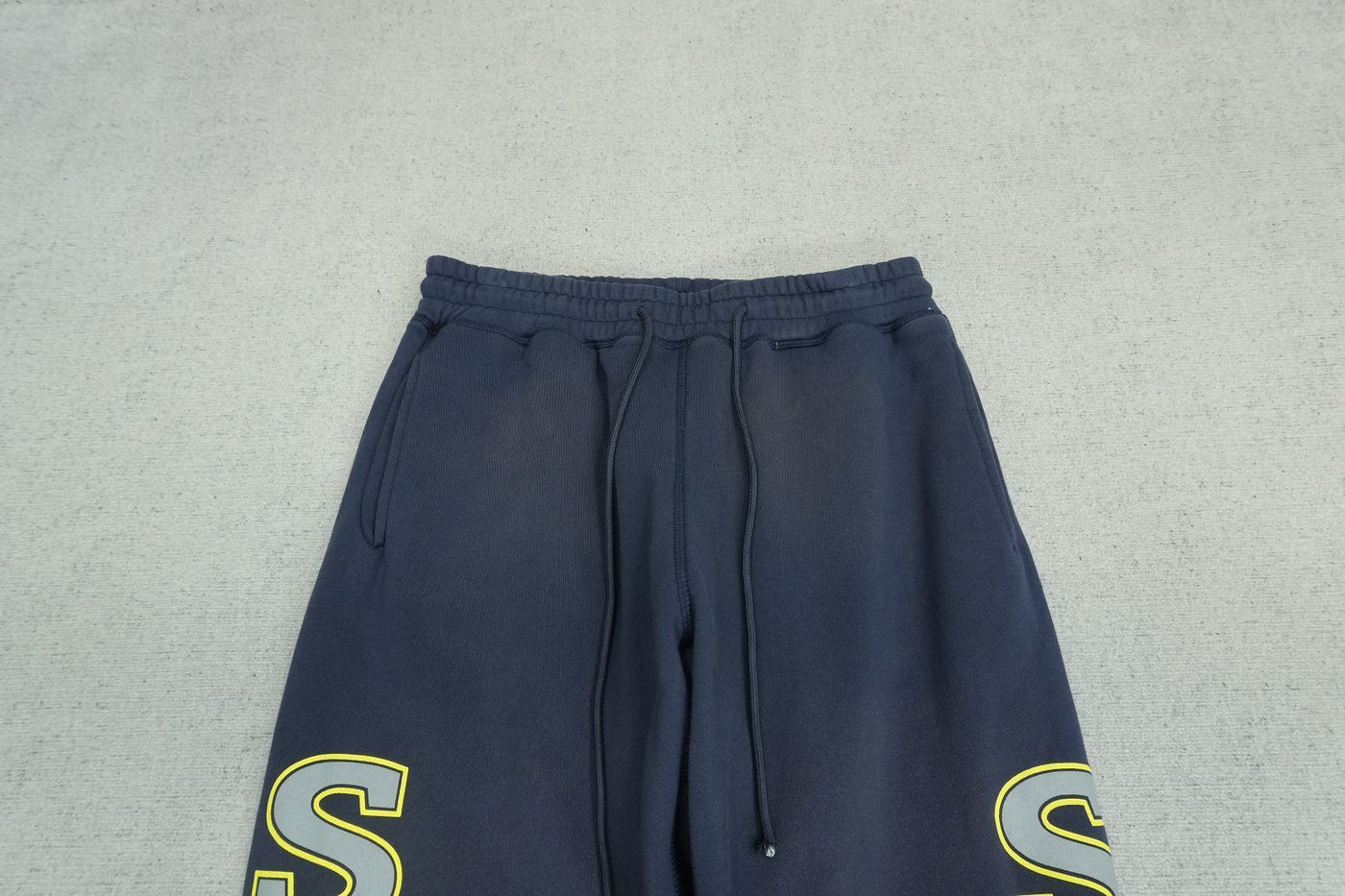 S - SWEATPANTS