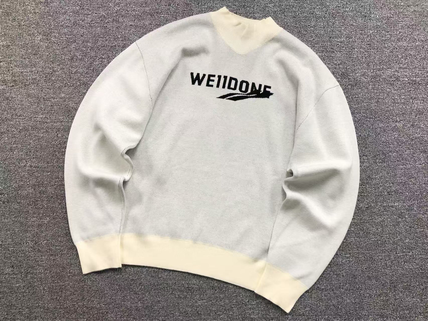 W - SWEATER