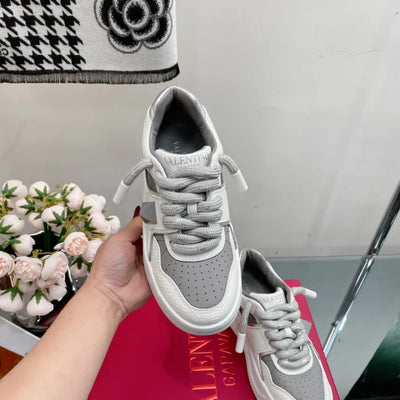 V - SNEAKERS