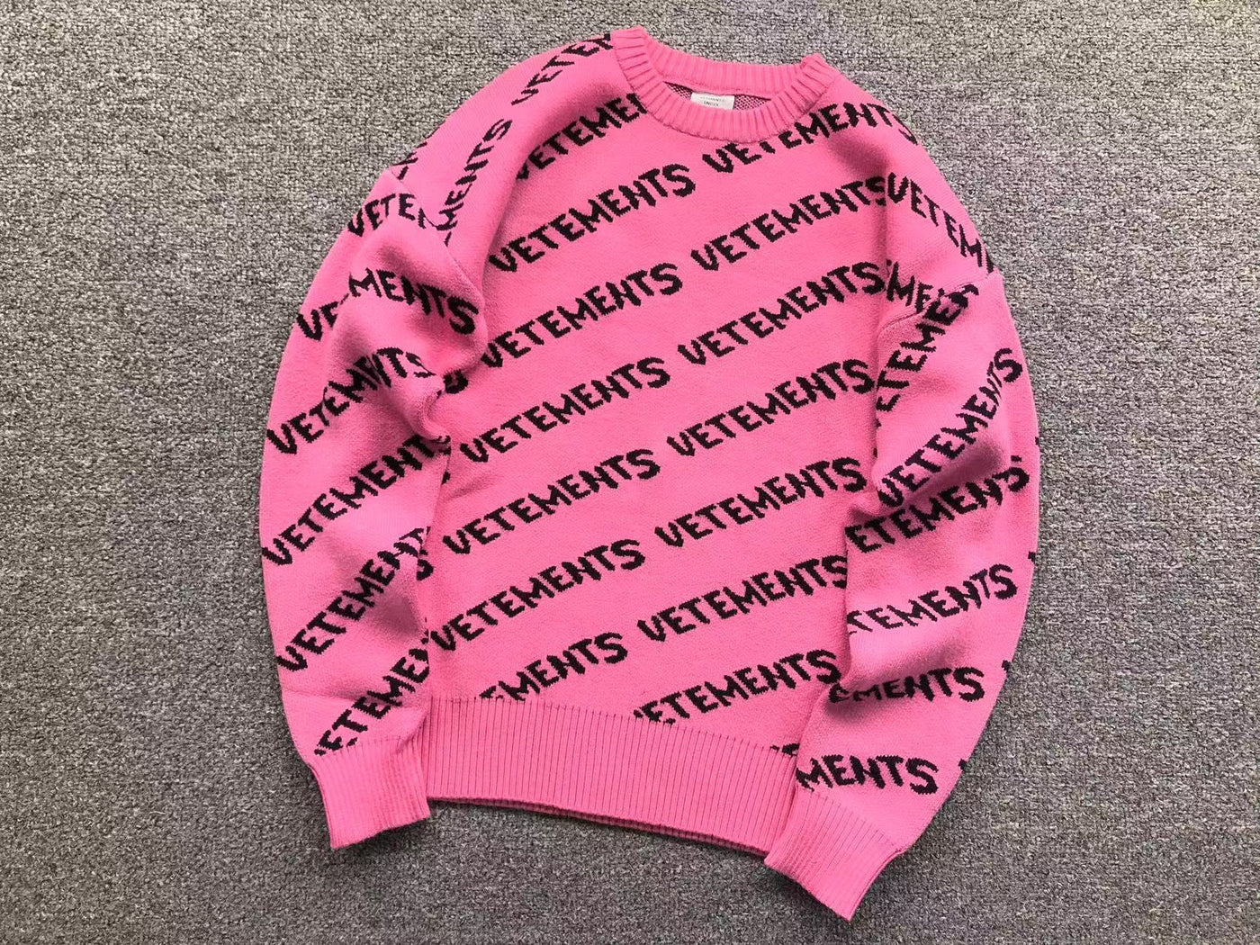 V - SWEATER