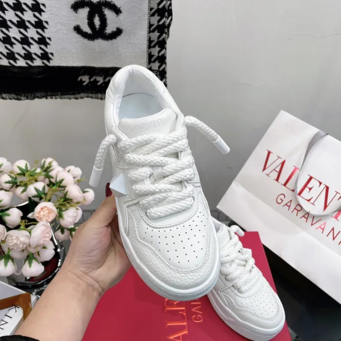 V - SNEAKERS